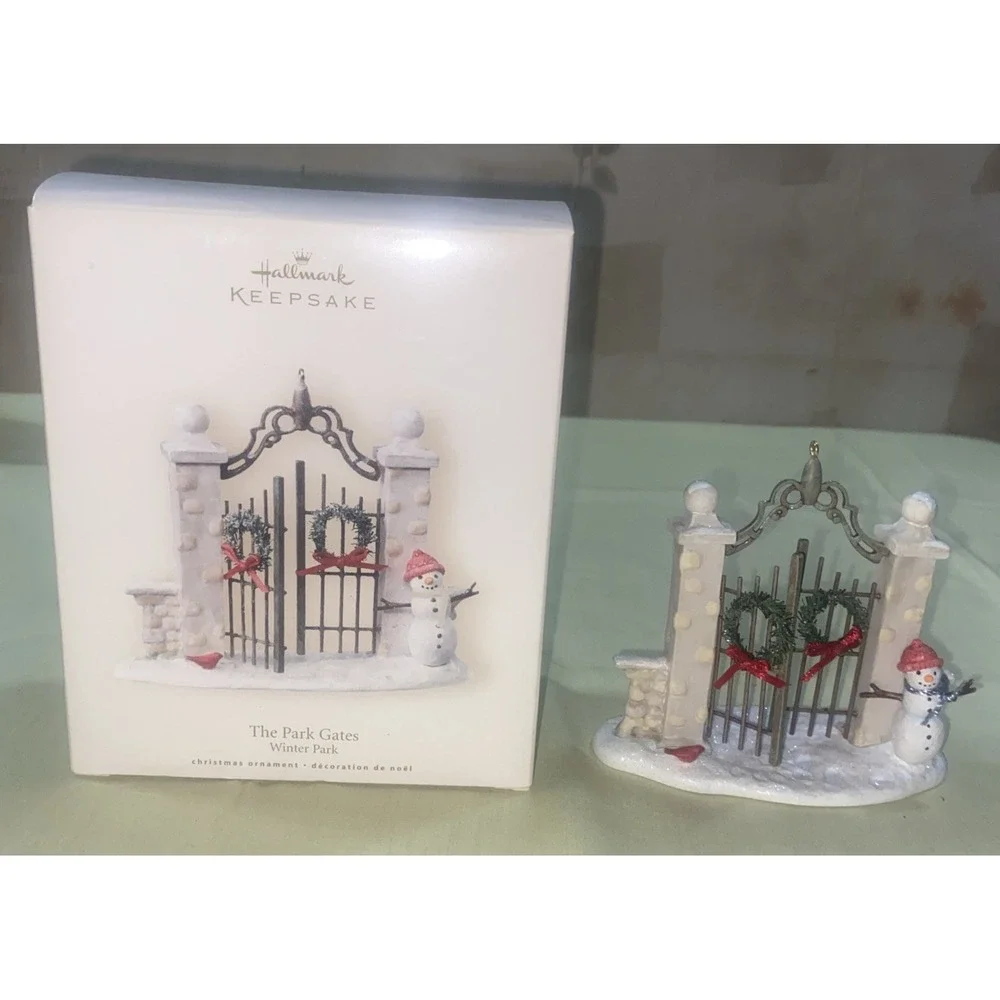 2007 Hallmark The Park Gates - Winter ParK Christmas‎ Ornament